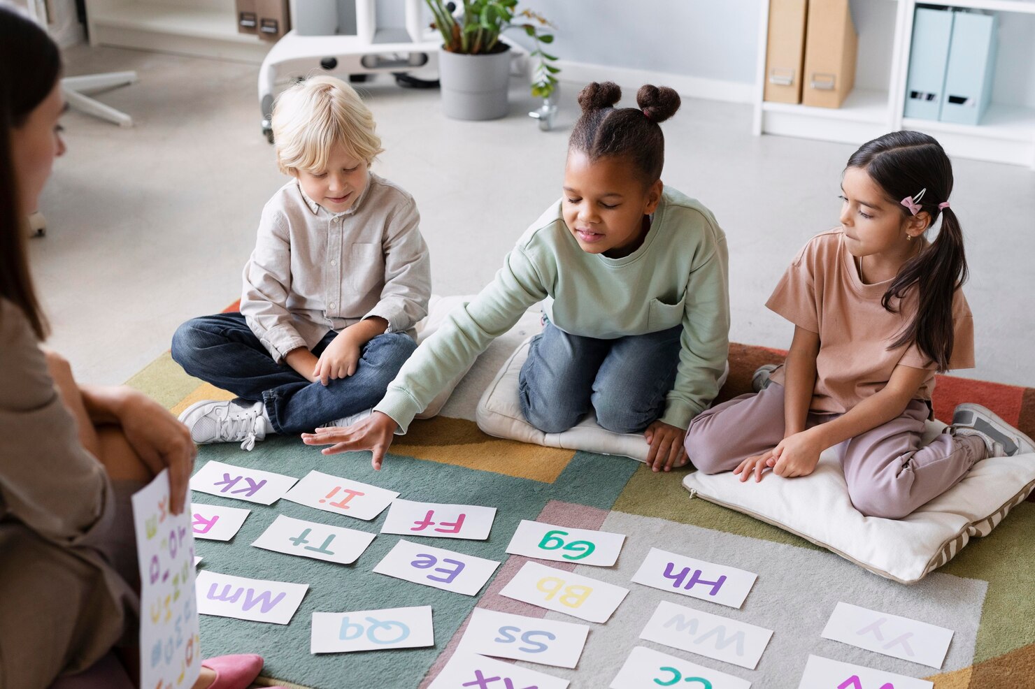 Young woman doing speech therapy with kids